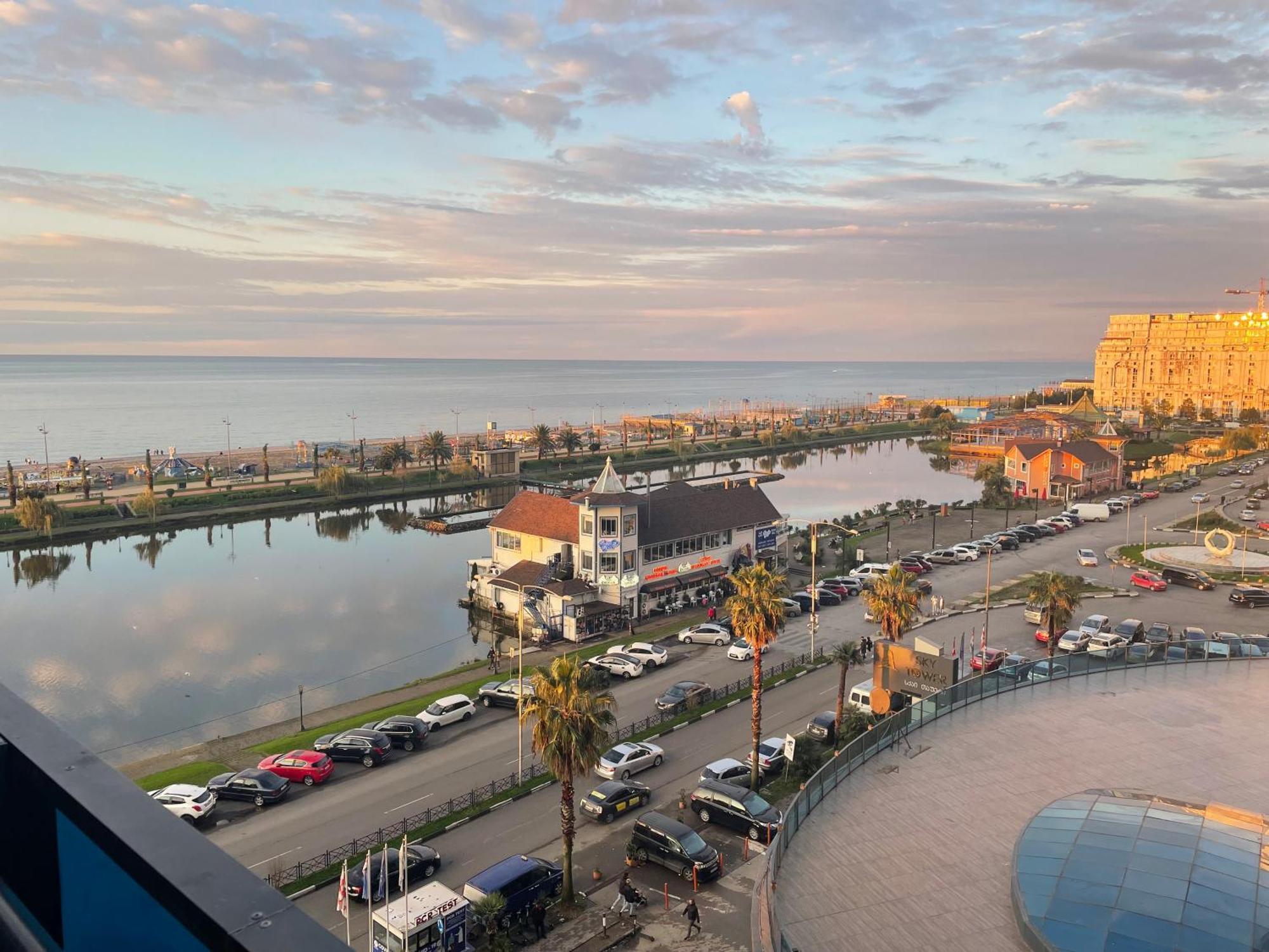 Suites Orbi City Aparthotel Батуми Екстериор снимка